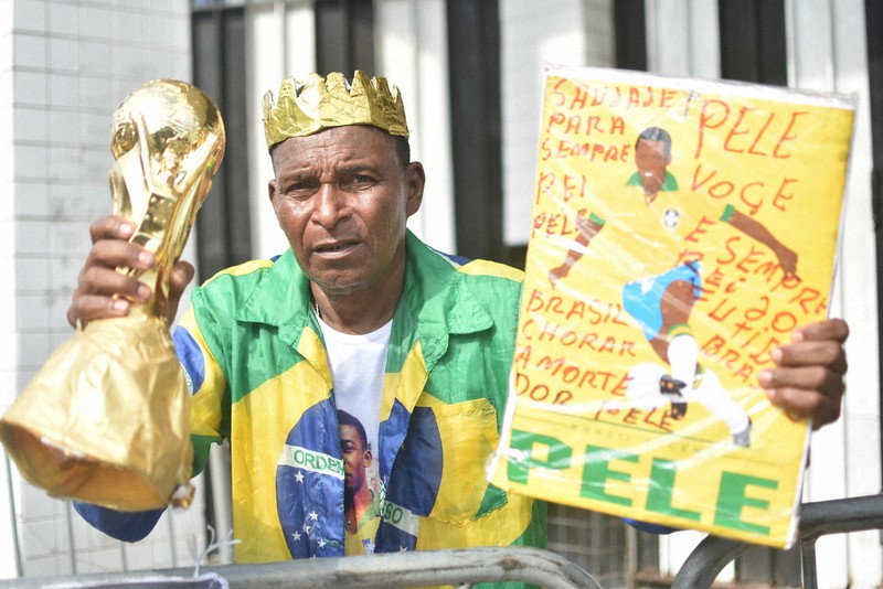 ありがとうペレ」スタジアムにひつぎ、“王様”に別れ ブラジル | 毎日新聞