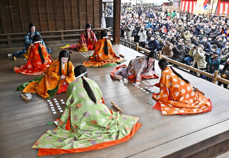 平安装束あでやかに 3年ぶり「かるた始め式」 京都・八坂神社 | 毎日新聞