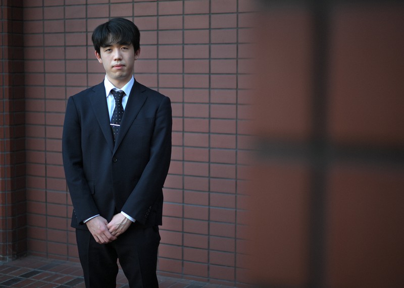 写真撮影に応じる藤井聡太王将=東京都渋谷区の将棋会館で2022年12月9日、宮間俊樹撮影