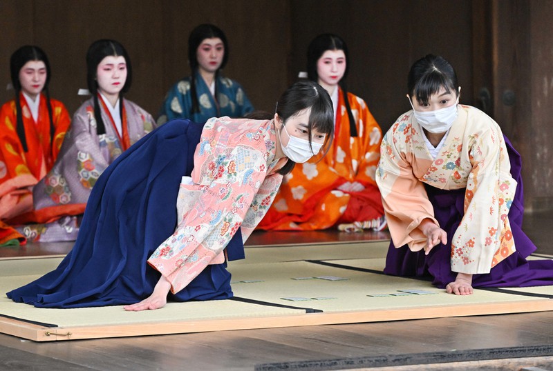 3年ぶりに開催「かるた始め式」 平安装束で雅に百人一首 京都・八坂