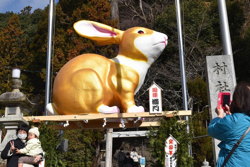 映えもジャンボ級！？ ウサギの像お出迎え 津・辰水神社 ／三重 | 毎日新聞
