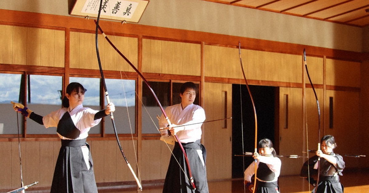 上達願い矢を放つ 大津で新年恒例初射会 ／滋賀 | 毎日新聞