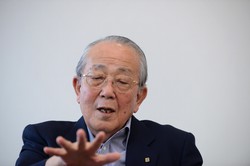 インタビューに答える稲盛和夫氏＝京都市伏見区の京セラ本社で2013年8月21日、中村琢磨撮影