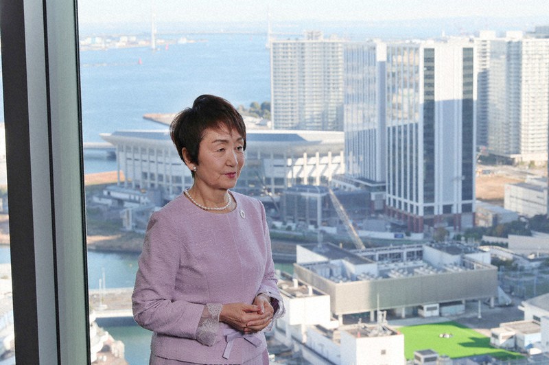 横浜の風景を背にこれまでを振り返る林文子前横浜市長=横浜市西区で2022年12月20日、吉田航太撮影