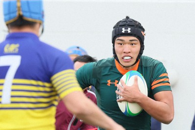 タックル受けても前へ 躍動する東福岡のNO8 全国高校ラグビー