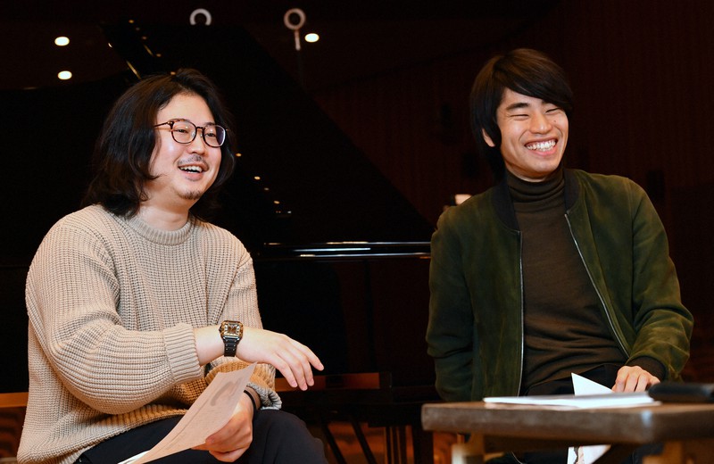 二人の関係について語るピアニストの反田恭平さん（左）と務川慧悟さん＝奈良市で2022年12月6日、望月亮一撮影