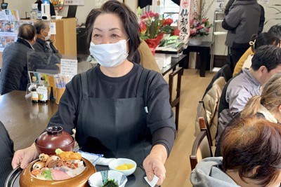 斎春商店の仮店舗は海鮮丼や刺し身定食を待ち望んだ客であふれた＝福島県相馬市尾浜で2023年1月6日午前11時34分、尾崎修二撮影