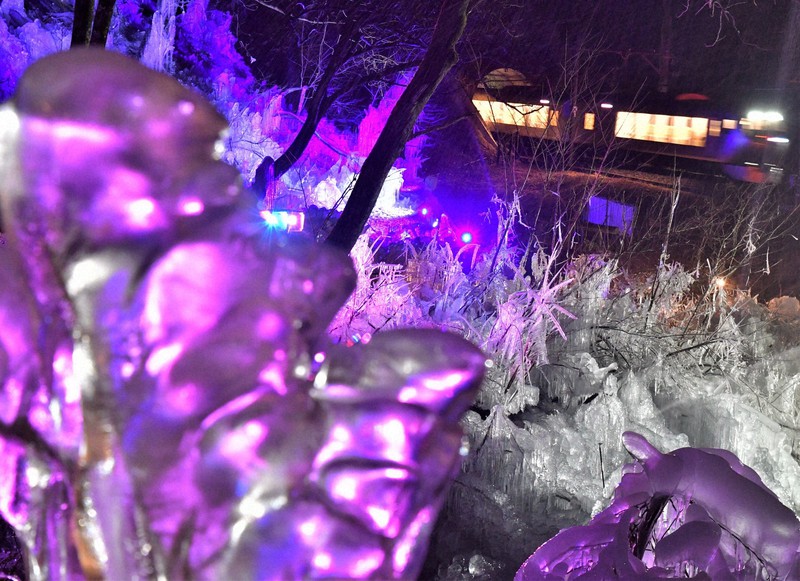 幻想的な氷の世界へようこそ 秩父三大氷柱、ライトアップも 埼玉