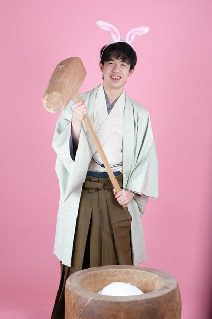藤井聡太 第49期新入王 フィギュア 藤井王将、ウサギのカチューシャ姿で…王将戦恒例「勝者の記念