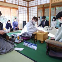 藤井聡太王将が羽生善治九段に先勝 第72期王将戦第1局2日目 [写真特集