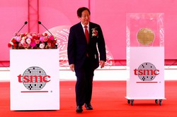 3ナノメートルの半導体の量産を開始する式典であいさつしたTSMCの劉徳音会長＝台湾南部・台南市で2022年12月29日、ロイター