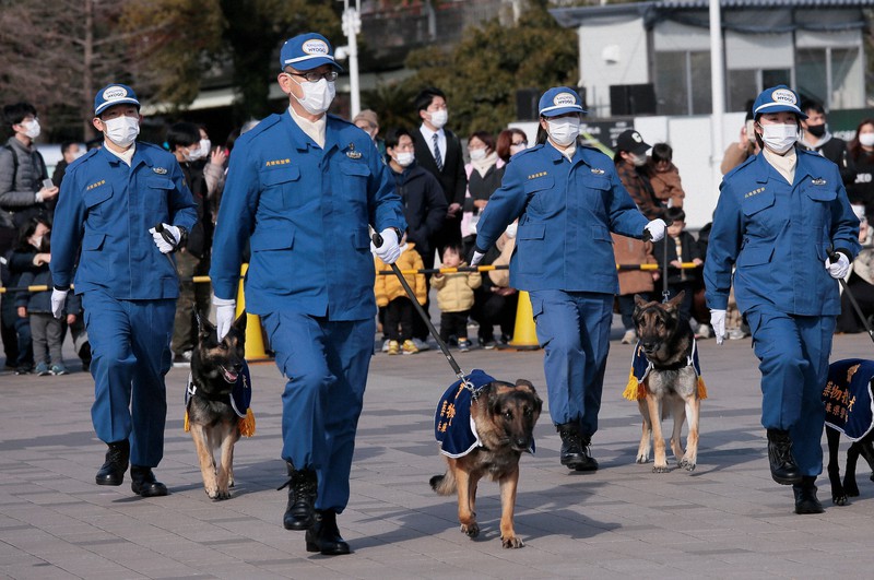 華麗な白バイテクニックも披露 兵庫県警が年頭視閲式 毎日新聞