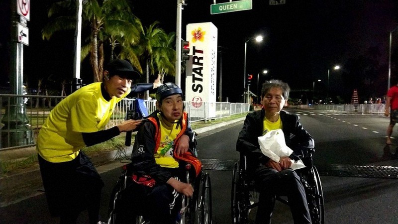 ハワイの風と楽しく完走 ホノルルマラソン、車椅子で10キロ | 毎日新聞