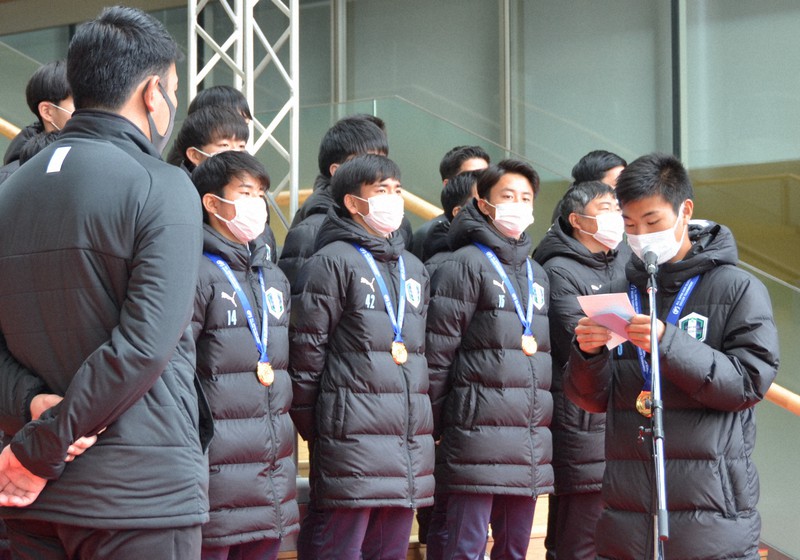 全国高校サッカーV 岡山学芸館が優勝パレード 2000人祝福 | 毎日新聞