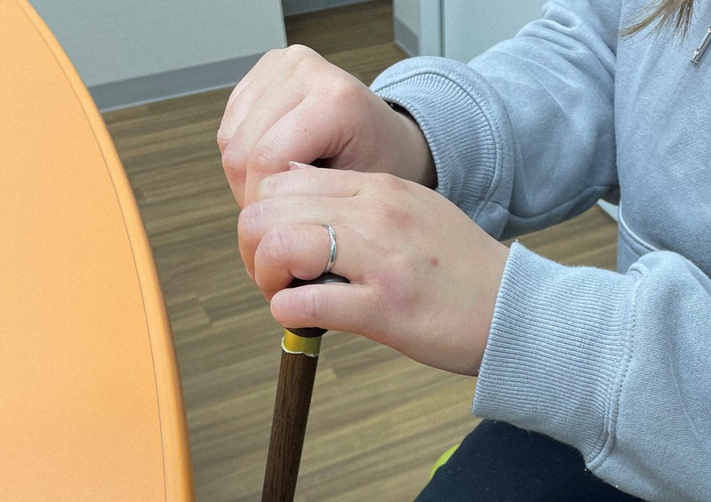 パンデミックの先に：20代、つえなしで歩けず 1年続くコロナ後遺症の