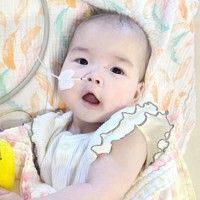 米コロンビア大学病院で心臓移植を受けることになった佐藤葵ちゃん＝あおちゃんを救う会提供