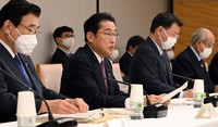 全世代型社会保障構築本部の会合で発言する岸田文雄首相（左から2人目）＝首相官邸で2022年12月16日、竹内幹撮影