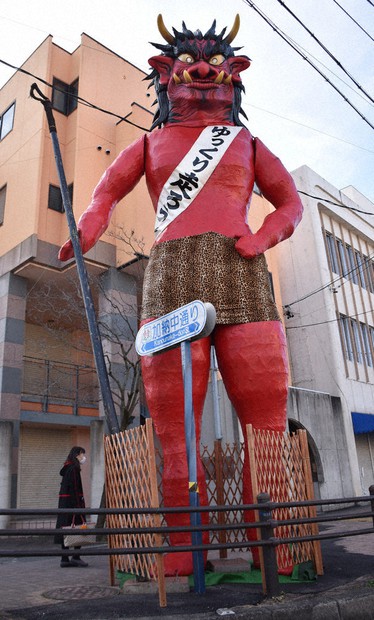 赤鬼が見張るぞ 目玉のライト光らせ、交通安全呼び掛け 岐阜 | 毎日新聞
