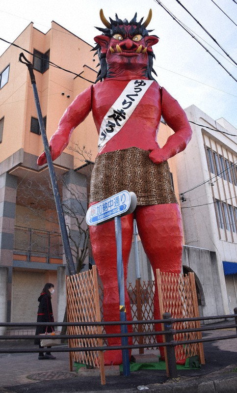 赤鬼が見張るぞ 目玉のライト光らせ、交通安全呼び掛け 岐阜 | 毎日新聞