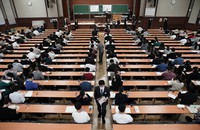 大学入学共通テストに臨む受験生たち＝東京都文京区で2023年1月14日、宮武祐希撮影