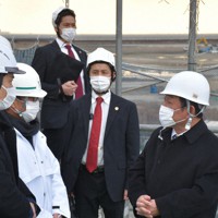 吉村洋文知事（左端）、松井一郎・大阪市長（左から2人目）と夢洲の工事現場を視察する自民党の茂木敏充幹事長（右端）＝隈元悠太撮影