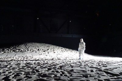 宇宙飛行士の最終選抜が行われた宇宙探査実験棟の宇宙探査フィールド＝相模原市のJAXA相模原キャンパスで2023年1月19日午後7時58分、垂水友里香撮影