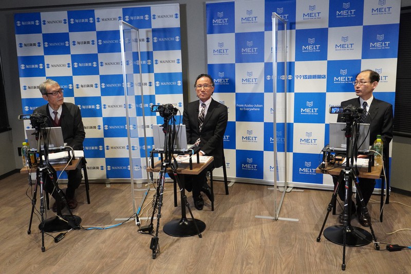 王将戦について語り合う(右から)木村一基九段、深浦康市九段、新土居仁昌記者=東京都港区の毎日新聞麻布赤坂販売所で2023年1月17日、小林努撮影