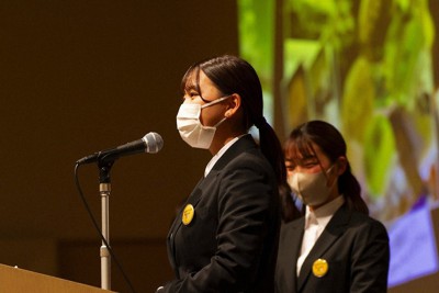 表彰式でプレゼンテーションを行う谷村さん