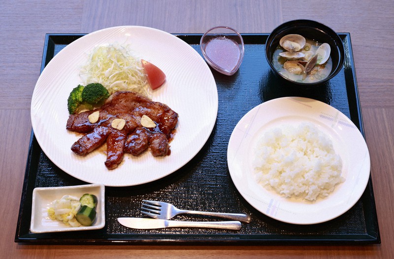 藤井はキジうどん、羽生は大阪人懐かしのトンテキ定食 王将戦昼食