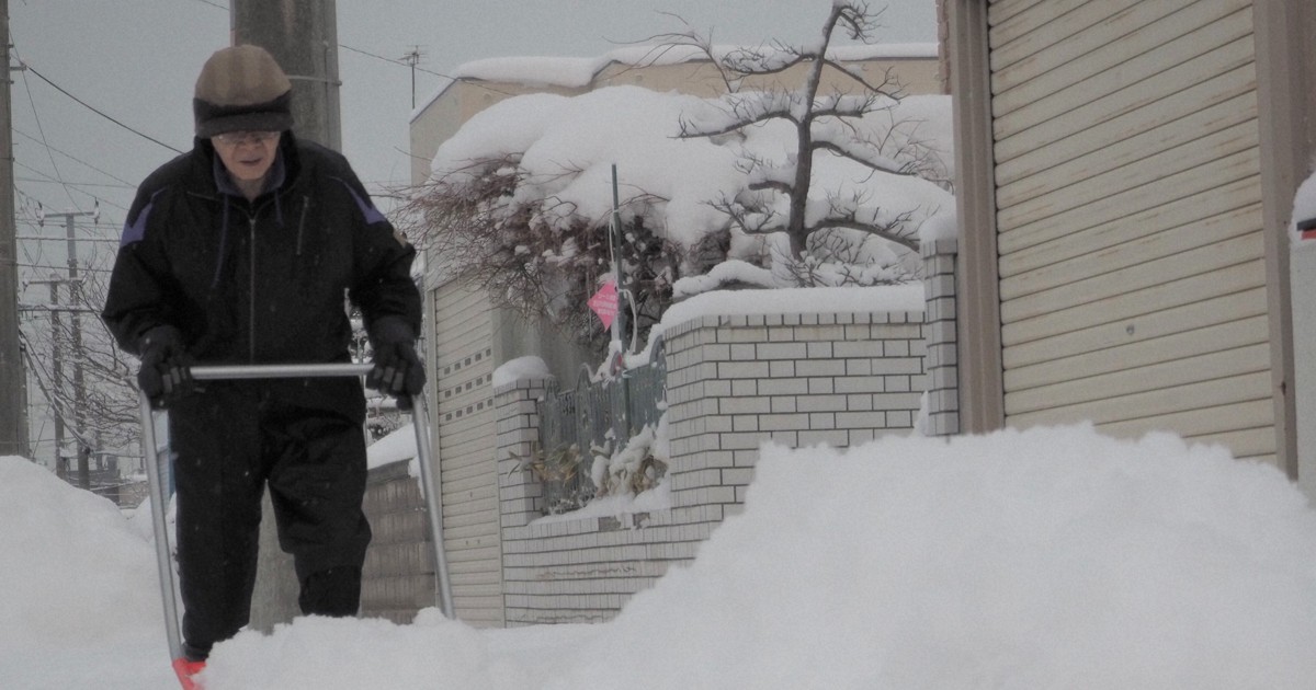 雪かき」に死のリスクも スポーツ並み重労働 高齢者らは注意 | 毎日新聞