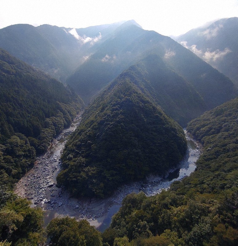 渓谷 わたしのふるさと便：お国トリビア 徳島県 深い谷、落人伝説残る秘境
