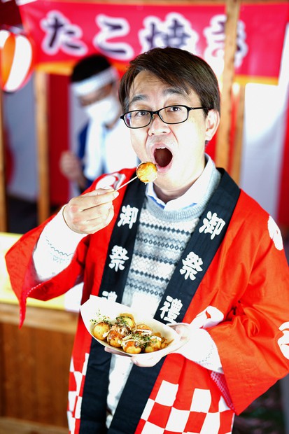 羽生善治九段、鉢巻きしてたこ焼き屋の店主姿 王将戦勝者の記念撮影