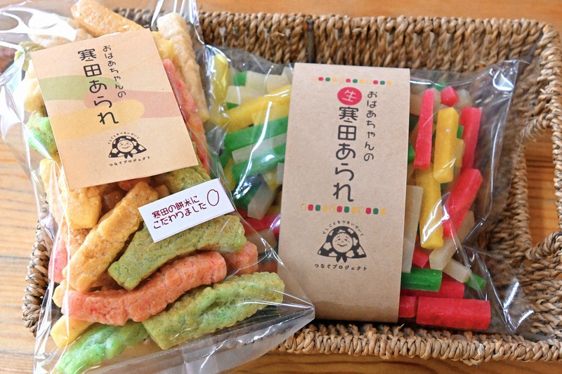 色とりどりの「寒田あられ」一面に 福岡・築上であられ作り進む [写真