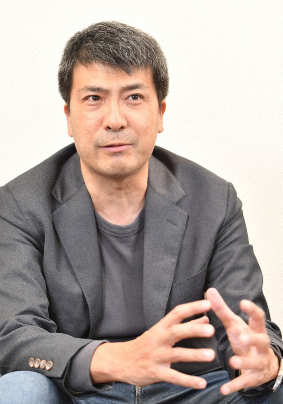 「セリエA発アウシュビッツ行き」の翻訳をした小川光生さん=大阪市北区で2023年1月13日、望月亮一撮影