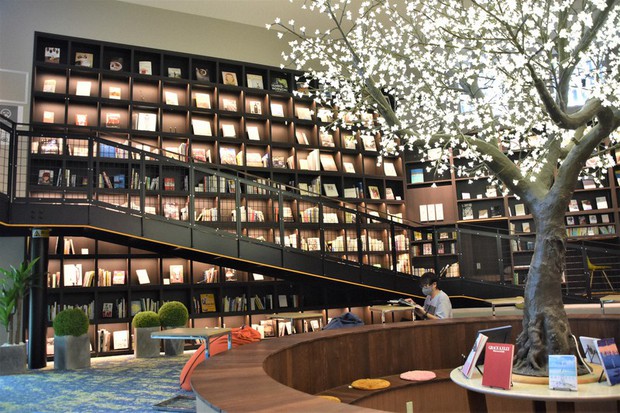 In Photos: West Japan bathing facility boasts library with 10,000