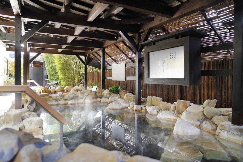 In Photos West Japan bathing facility boasts library with 10,000 books