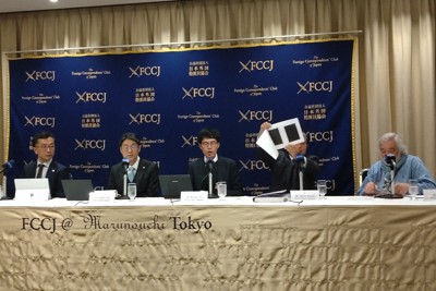 死刑に関する情報公開請求で、資料のほとんどが黒塗りだった事例を示す金子武嗣弁護士（右から2人目）ら＝東京都千代田区の日本外国特派員協会で2023年1月27日、長野宏美撮影