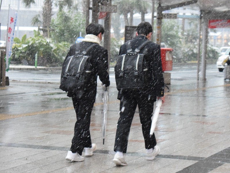校則に防寒着制限、なぜ？ 「先生はコート着ているのに…」 理不尽