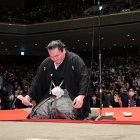 元横綱・白鵬が断髪式 「再び土俵に帰ってくる」 歴代最多45回優勝