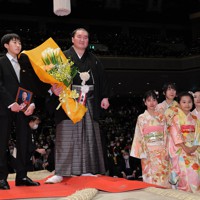元横綱・白鵬が断髪式 「再び土俵に帰ってくる」 歴代最多45回優勝