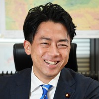 インタビューに答える小泉進次郎元環境相＝東京都千代田区で2022年12月13日、内藤絵美撮影