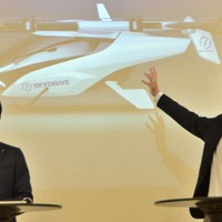 連携協定締結式で開発中の空飛ぶクルマについて説明する「スカイドライブ」の福澤知浩社長（右）と斎藤元彦兵庫知事＝神戸市で2023年1月24日午後3時59分、井上元宏撮影