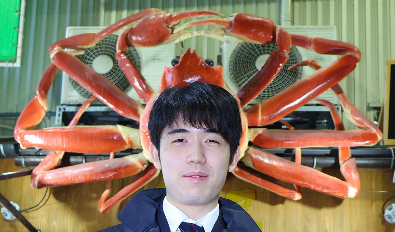 カニポーズの藤井聡太、思い出した味は… 王将戦勝者の記念撮影 | 毎日新聞