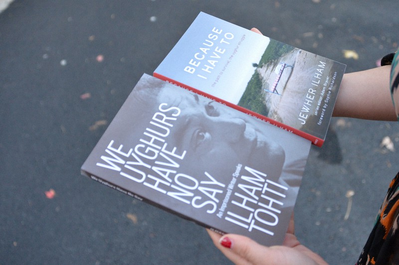 空港で父は「行け」と叫んだ ウイグル族学者と娘、10年前の約束 | 毎日新聞