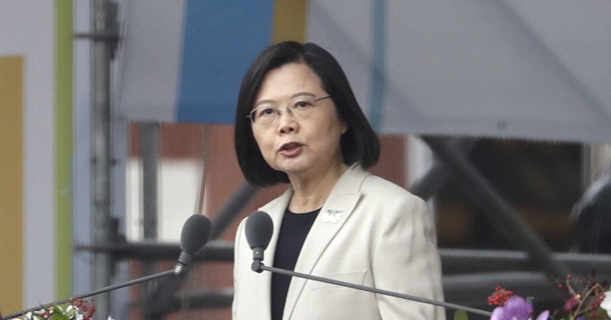 Taiwan's Tsai welcomes retired US admiral for China talks - The Mainichi