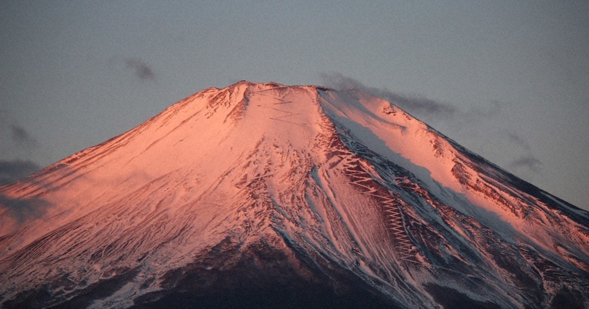 雄大な紅富士 見とれて 山中湖畔・雪の山肌、朝日が染める 忍野では3月