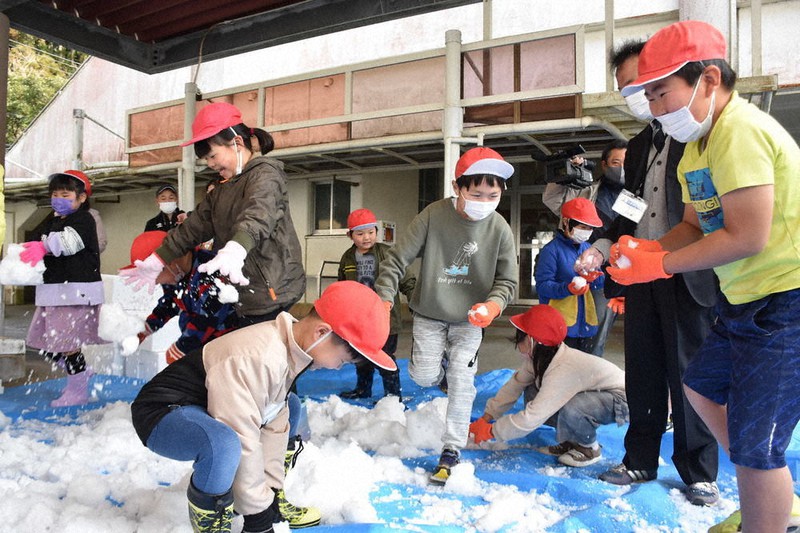 小*雪 雪、初めて」小学生歓喜 鳥取・日南、宮崎・日南に贈呈 ／鳥取 | 毎日新聞