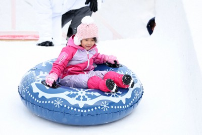 雪遊びができるアトラクション「そりカーリング」を楽しむ＝札幌市中央区で2023年2月4日午後2時49分、貝塚太一撮影