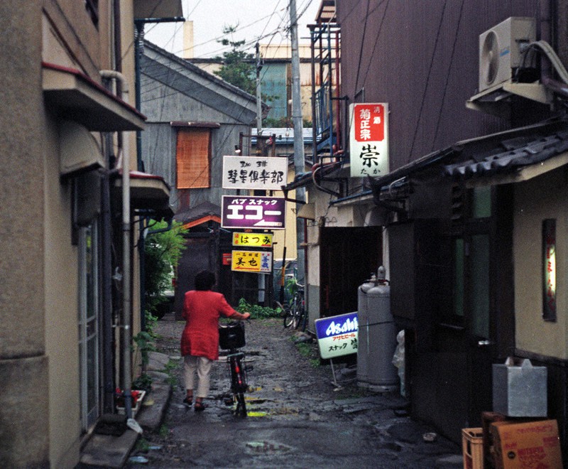 始まりの町　2枚 まつもと今昔：街角「定点観測」 上土通り 1987年→2022年 飲食店街の