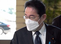 荒井勝喜秘書官（当時）の差別発言について記者団の質問に答える岸田文雄首相＝首相官邸で2023年2月6日、竹内幹撮影